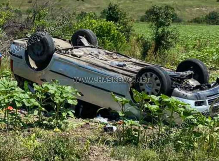 Двама пострадаха в обърната по таван кола на Аида