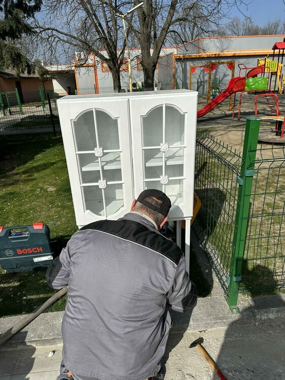 Атанас Вънеков направи къщичка за книги, с която дебърци да се гордеят