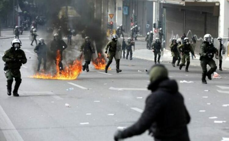 Сблъсъци между протестиращи и полиция в Атина