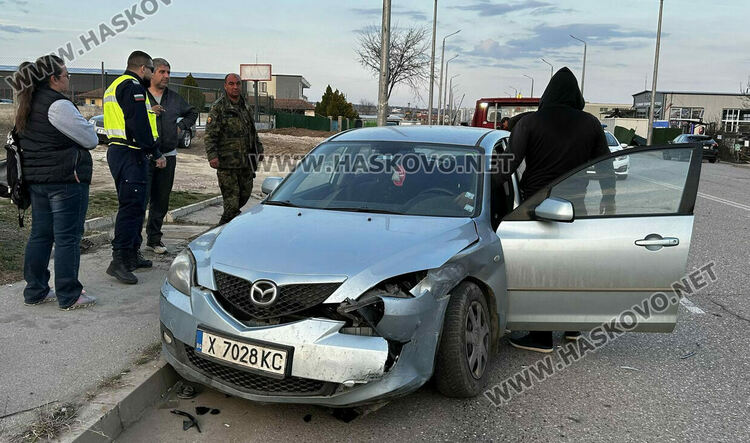 Мазда и Фолксваген се разбиха в Хасково