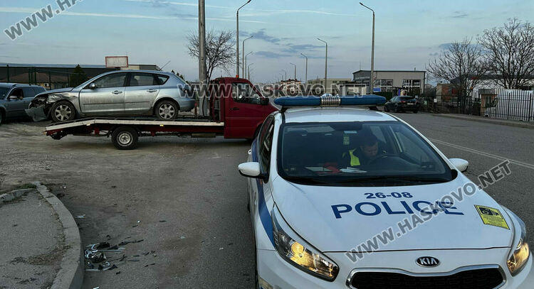 Мазда и Фолксваген се разбиха в Хасково