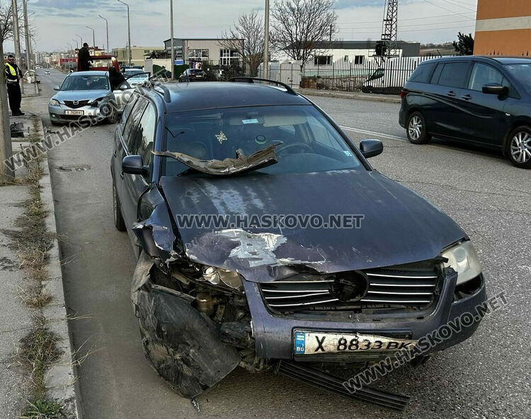 Мазда и Фолксваген се разбиха в Хасково