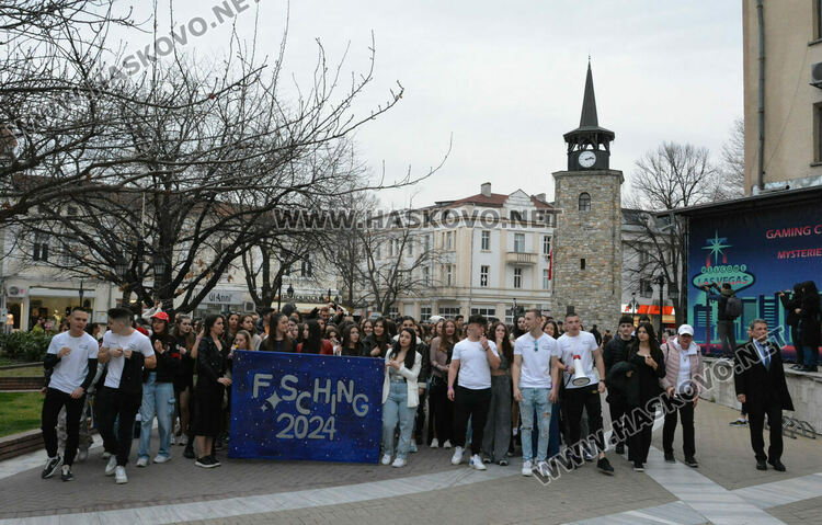 Принцът и принцесата на поведоха фашинга на Езиковата гимназия