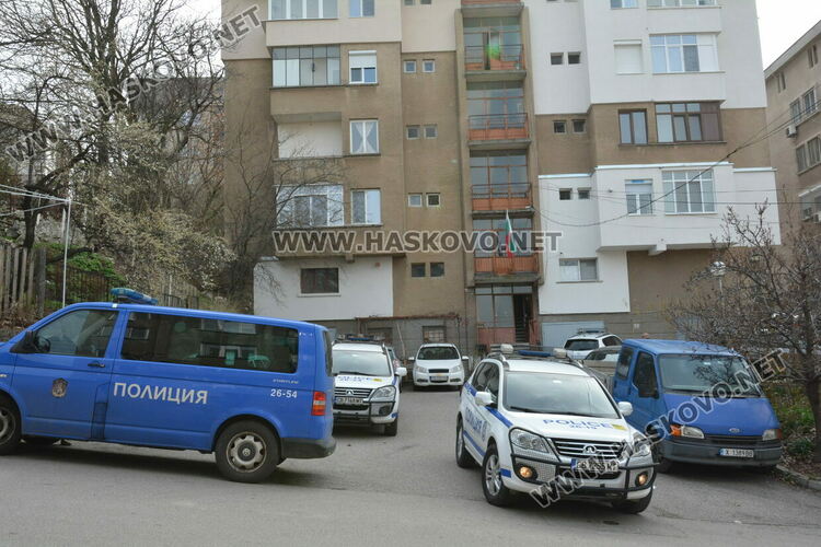 Маскирани полицаи с автомати претърсиха апартамент и гараж в Хасково