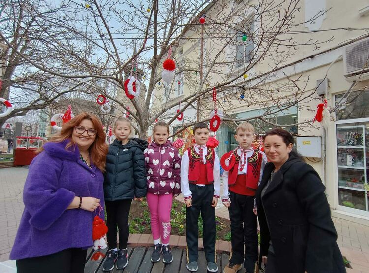 Деца украсиха с мартеници дърветата в центъра Хасково