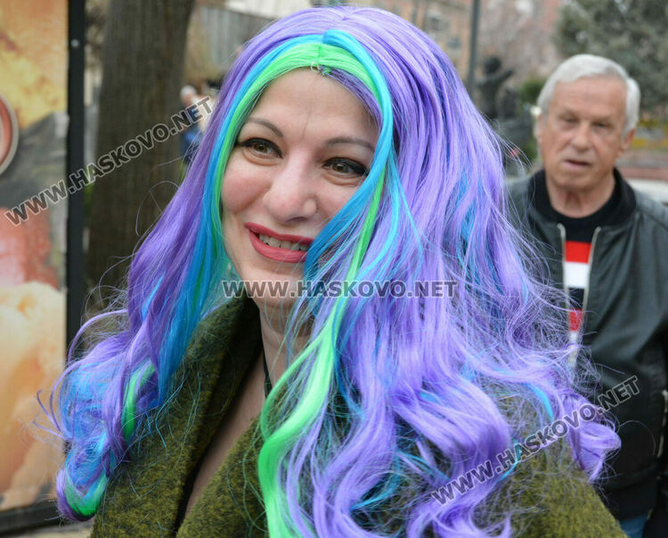 Принцът и принцесата на поведоха фашинга на Езиковата гимназия