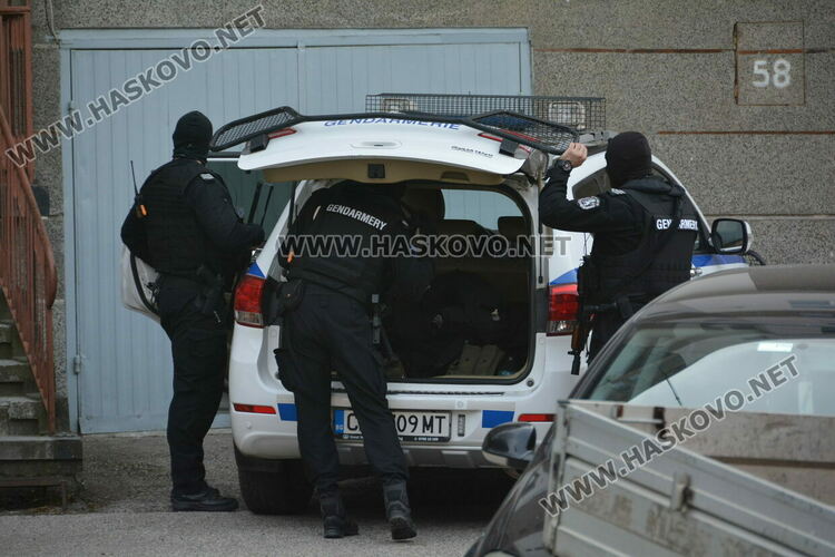 Маскирани полицаи с автомати претърсиха апартамент и гараж в Хасково