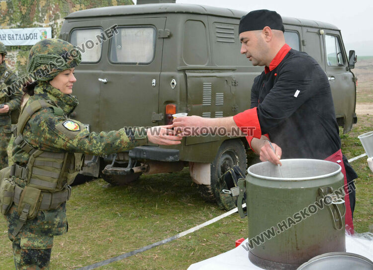 Стрелби, ръкопашен бой и демонстрация на тактики показаха военни на полигона край Хасково
