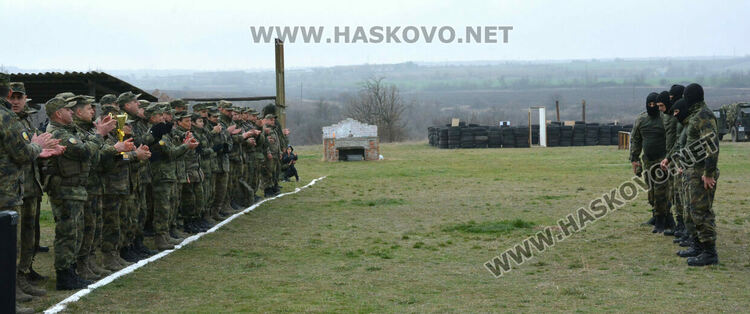 Стрелби, ръкопашен бой и демонстрация на тактики показаха военни на полигона край Хасково