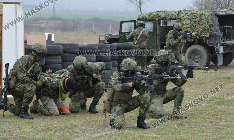 Стрелби, ръкопашен бой и демонстрация на тактики показаха военни на полигона край Хасково