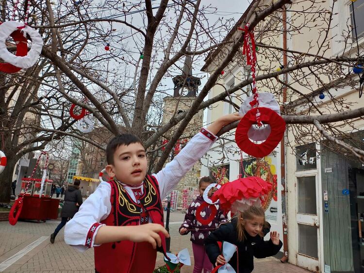 Деца украсиха с мартеници дърветата в центъра Хасково