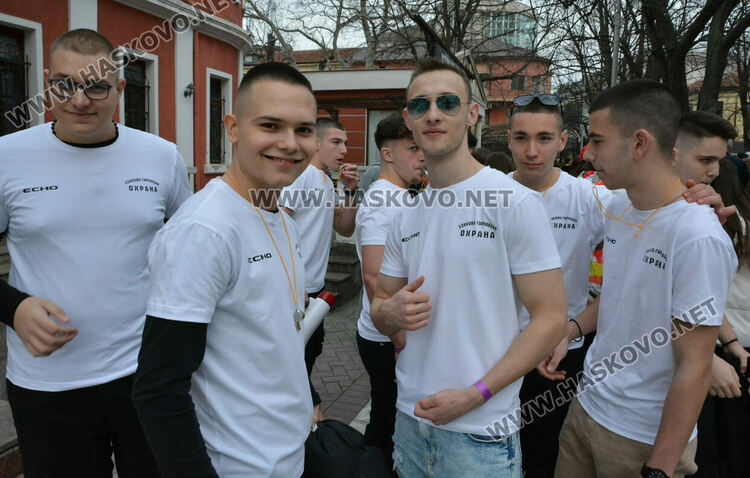 Принцът и принцесата на поведоха фашинга на Езиковата гимназия