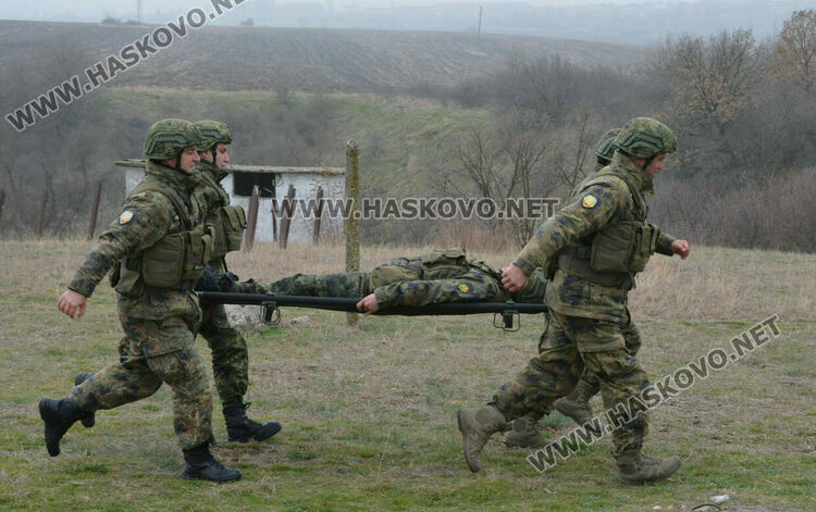 Стрелби, ръкопашен бой и демонстрация на тактики показаха военни на полигона край Хасково