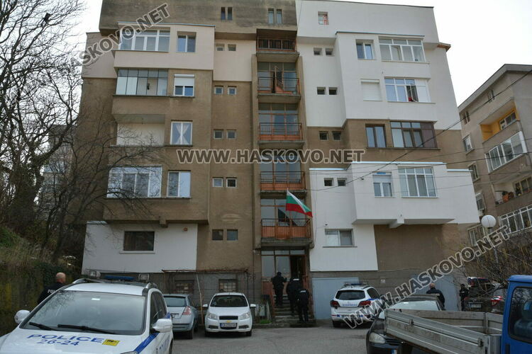 Маскирани полицаи с автомати претърсиха апартамент и гараж в Хасково