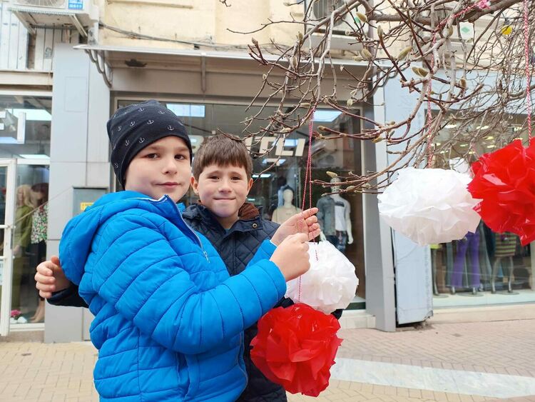Деца украсиха с мартеници дърветата в центъра Хасково