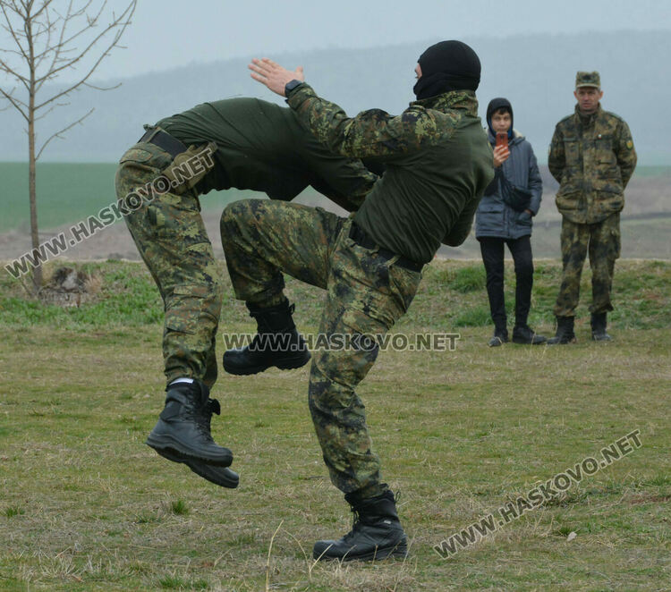 Стрелби, ръкопашен бой и демонстрация на тактики показаха военни на полигона край Хасково