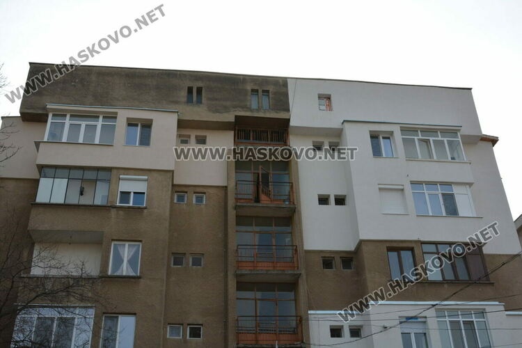 Маскирани полицаи с автомати претърсиха апартамент и гараж в Хасково