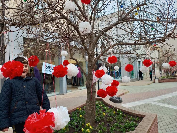Деца украсиха с мартеници дърветата в центъра Хасково