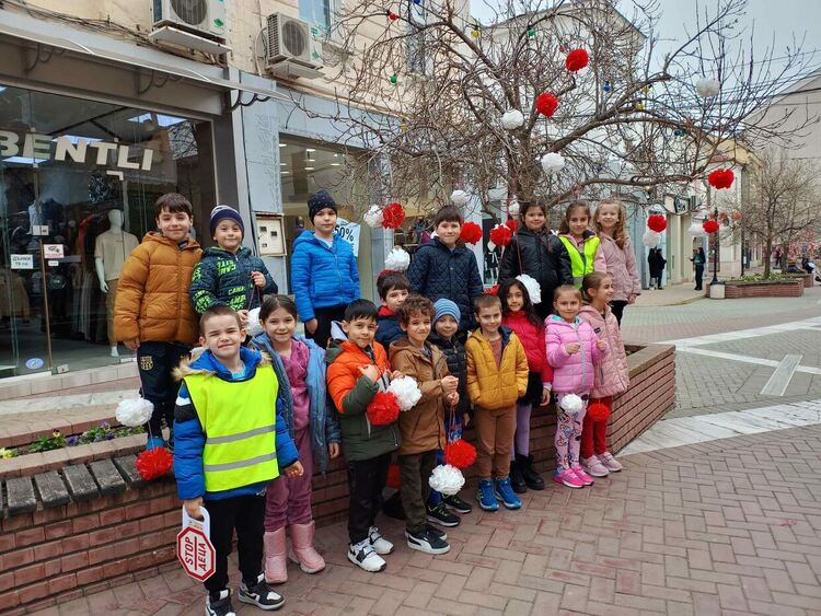 Деца украсиха с мартеници дърветата в центъра Хасково