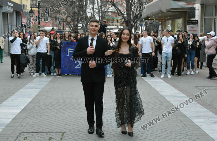 Принцът и принцесата на поведоха фашинга на Езиковата гимназия