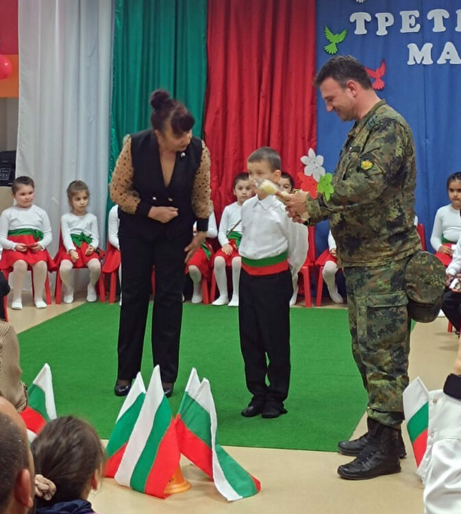 Деца от „Щурче“ отбелязаха в аванс 3-ти март с урок по родолюбие