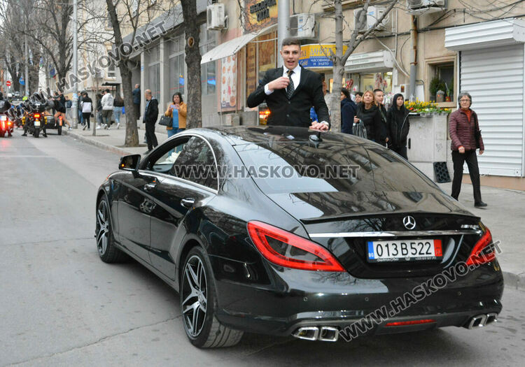 Принцът и принцесата на поведоха фашинга на Езиковата гимназия