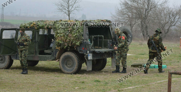 Стрелби, ръкопашен бой и демонстрация на тактики показаха военни на полигона край Хасково