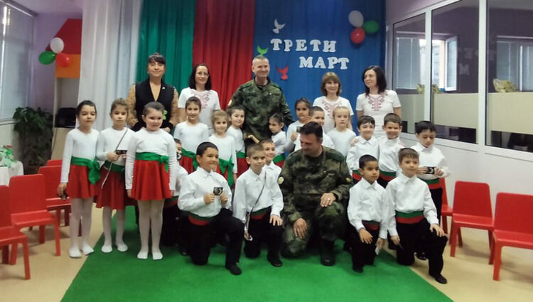 Деца от „Щурче“ отбелязаха в аванс 3-ти март с урок по родолюбие