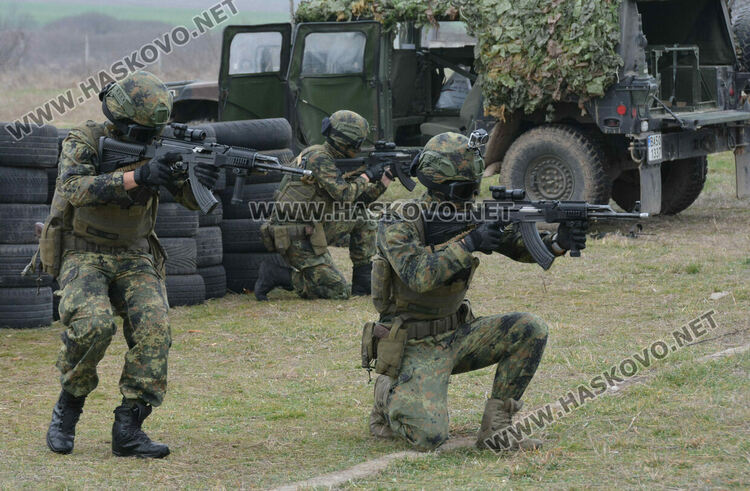 Стрелби, ръкопашен бой и демонстрация на тактики показаха военни на полигона край Хасково