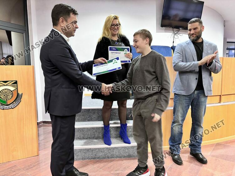 Сертификати по дигитални науки от Телерик Академия получиха 27 деца от Димитровград