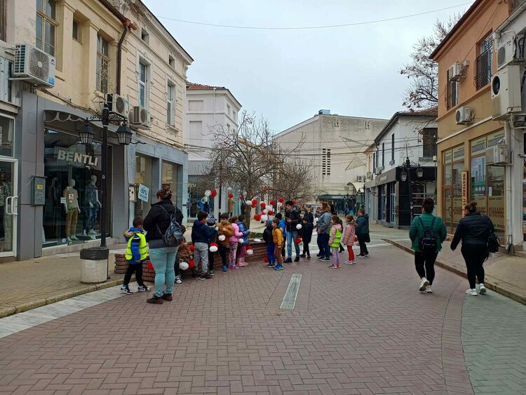 Деца украсиха с мартеници дърветата в центъра Хасково