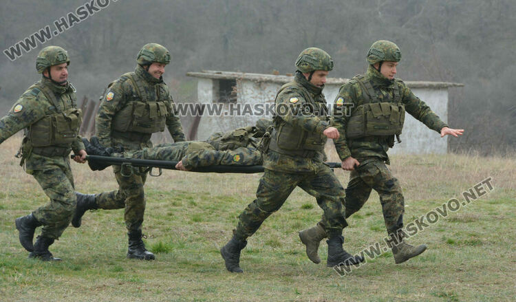 Стрелби, ръкопашен бой и демонстрация на тактики показаха военни на полигона край Хасково