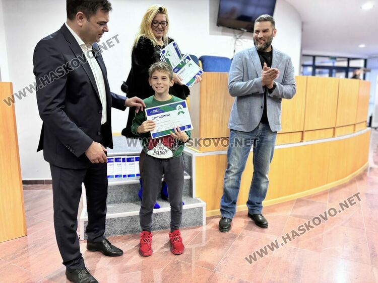 Сертификати по дигитални науки от Телерик Академия получиха 27 деца от Димитровград