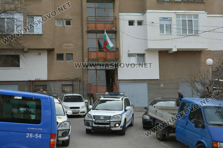 Маскирани полицаи с автомати претърсиха апартамент и гараж в Хасково