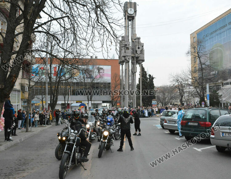 Принцът и принцесата на поведоха фашинга на Езиковата гимназия