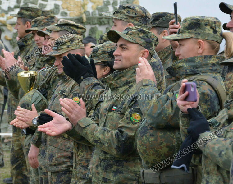 Стрелби, ръкопашен бой и демонстрация на тактики показаха военни на полигона край Хасково