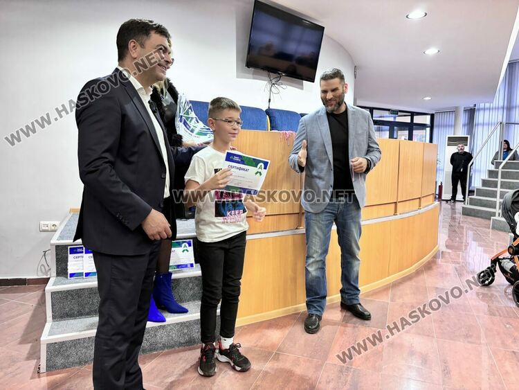 Сертификати по дигитални науки от Телерик Академия получиха 27 деца от Димитровград