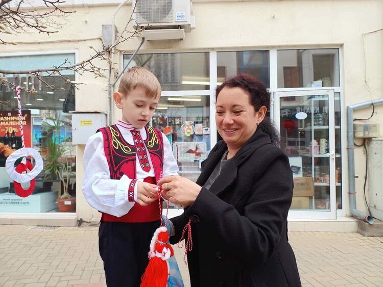 Деца украсиха с мартеници дърветата в центъра Хасково