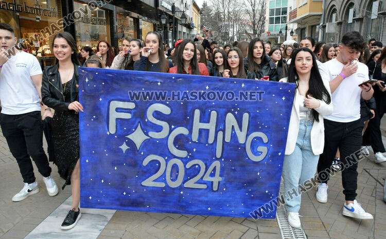 Принцът и принцесата на поведоха фашинга на Езиковата гимназия