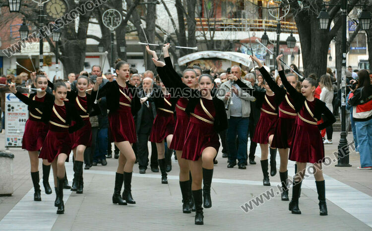 Принцът и принцесата на поведоха фашинга на Езиковата гимназия