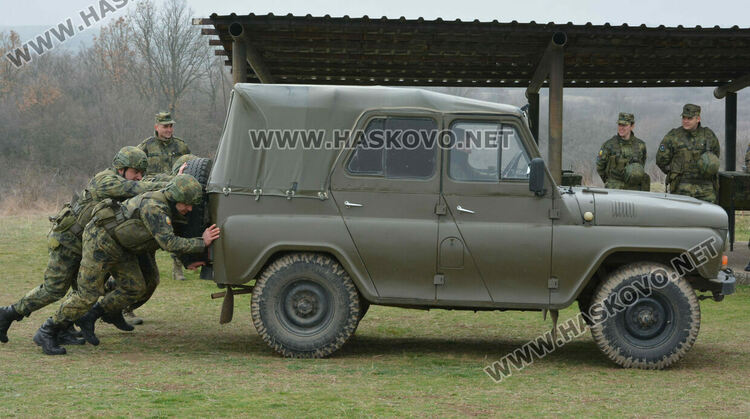 Стрелби, ръкопашен бой и демонстрация на тактики показаха военни на полигона край Хасково