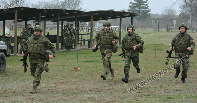 Стрелби, ръкопашен бой и демонстрация на тактики показаха военни на полигона край Хасково