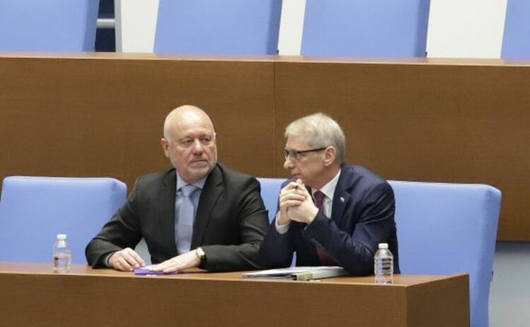 Премиерът Николай Денков и министърът на отбраната Тодор Тагарев