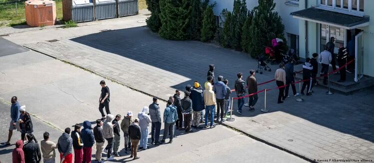 В някои случай задължението да се работи може да е смислено, казва министър Хубертус Хайл