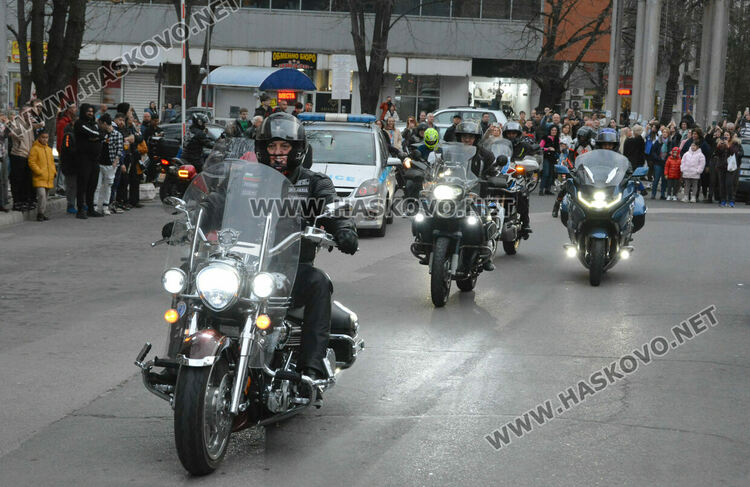 Принцът и принцесата на поведоха фашинга на Езиковата гимназия