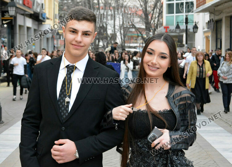 Принцът и принцесата на поведоха фашинга на Езиковата гимназия