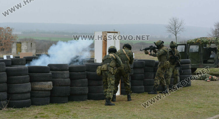 Стрелби, ръкопашен бой и демонстрация на тактики показаха военни на полигона край Хасково