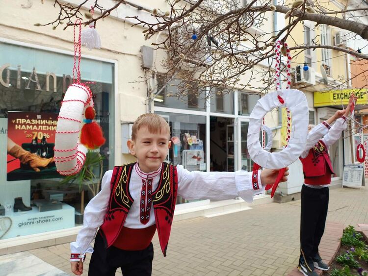Деца украсиха с мартеници дърветата в центъра Хасково