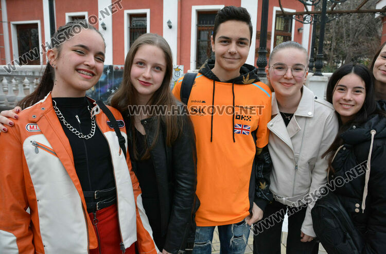 Принцът и принцесата на поведоха фашинга на Езиковата гимназия