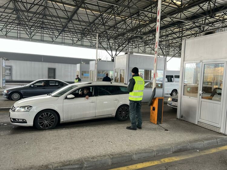 Петима гранични полицаи са наказани за прилагане на сила при спиране нелегални мигранти да преминат границата ни 